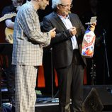 Luis Larrodera y Xavier Deltell en la clausura del FesTVal de Vitoria 