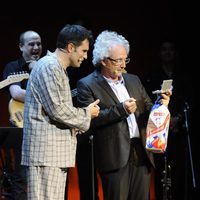 Luis Larrodera y Xavier Deltell en la clausura del FesTVal de Vitoria 