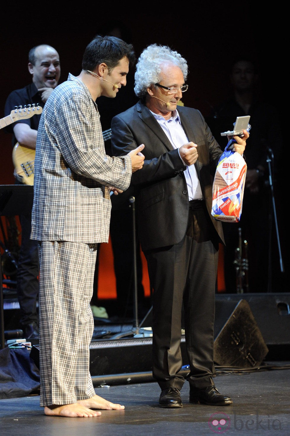 Luis Larrodera y Xavier Deltell en la clausura del FesTVal de Vitoria 