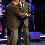 Matías Prats recibe un premio en el clausura del FesTVal de Vitoria