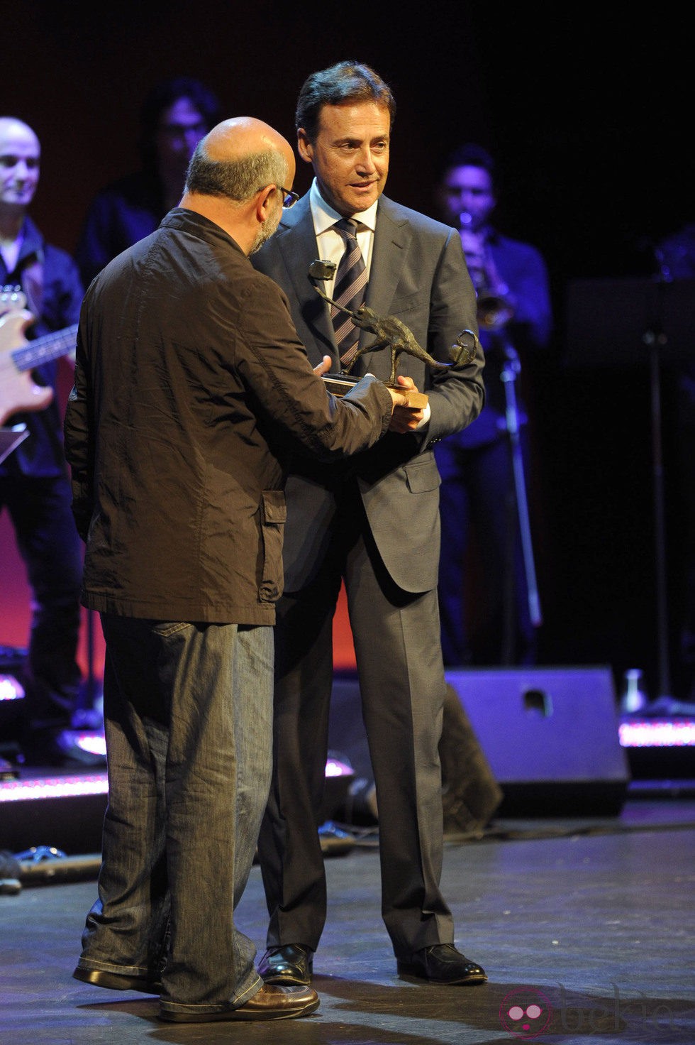 Matías Prats recibe un premio en el clausura del FesTVal de Vitoria