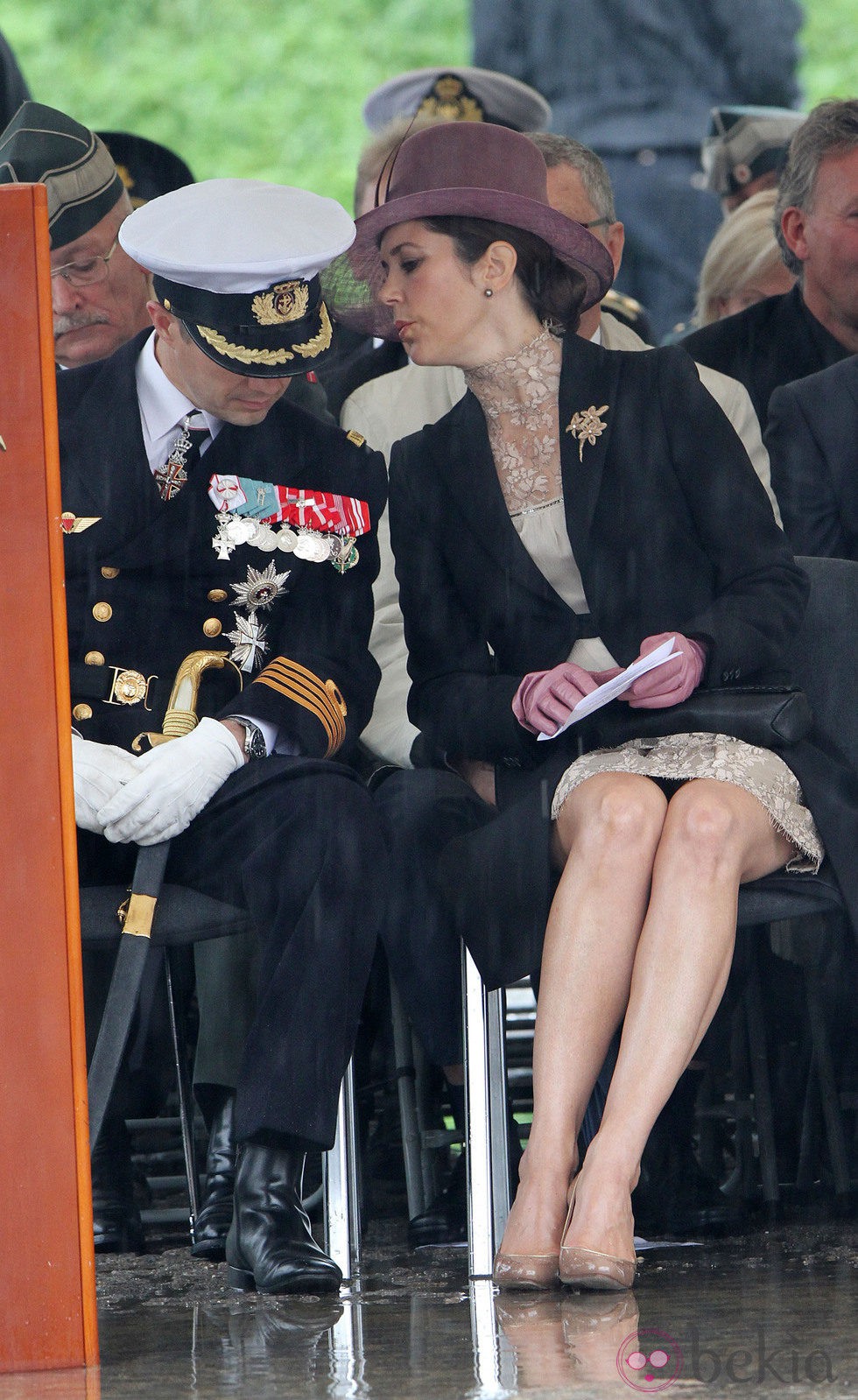 Los Príncipes Federico y Mary de Dinamarca charlan durante el homenaje a los soldados caídos