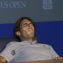 Rafa Nadal sufre fuertes calambres durante una rueda de prensa