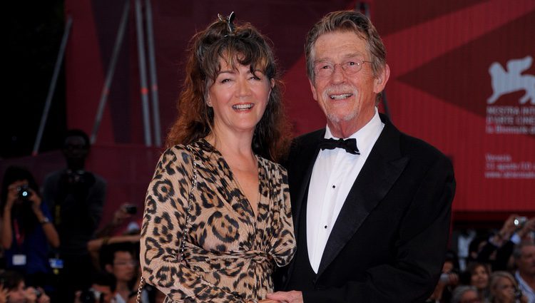 John Hurt y Anwen Rees Meyers en el estreno de 'Tinker, Taylor' en la Mostra de Venecia