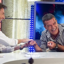 Antonio Banderas se divierte con Pablo Motos en 'El hormiguero'