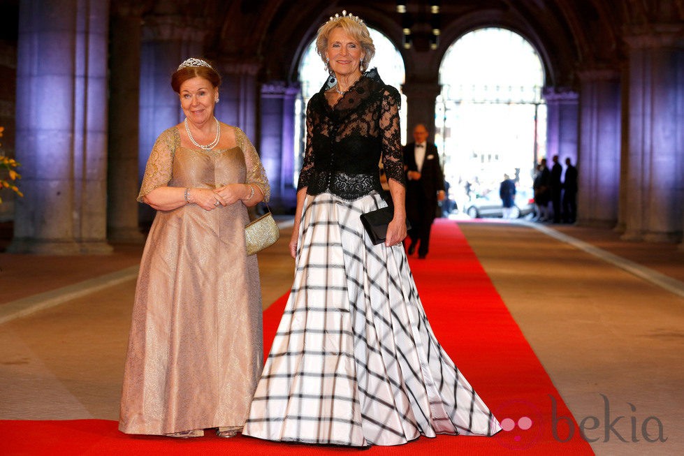 Las princesas Cristina e Irene de Holanda en la cena previa a la abdicación de la Reina Beatriz de Holanda