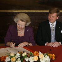 La Reina Beatriz firma el Acta de Abdicación junto a Guillermo y Máxima de Holanda