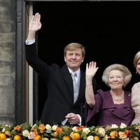 Beatriz de Holanda y los Reyes Guillermo y Máxima saludan tras la abdicación