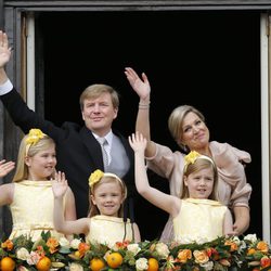 Guillermo y Máxima y sus hijas saludan tras la abdicación de Beatriz de Holanda