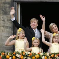 Guillermo y Máxima y sus hijas saludan tras la abdicación de Beatriz de Holanda