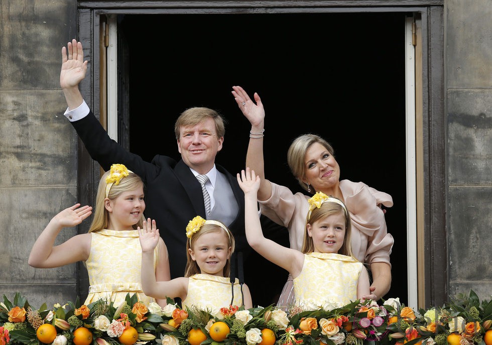 Guillermo y Máxima y sus hijas saludan tras la abdicación de Beatriz de Holanda