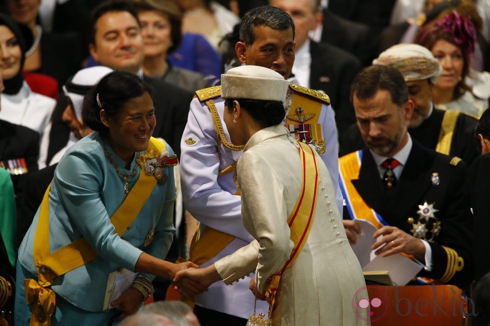 Los príncipes Naruhito y Masako de Japón saludan a la Princesa Sirindhorn de Thailandia