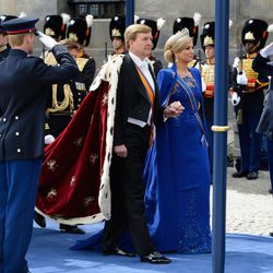 Los Reyes Guillermo y Máxima de Holanda a su llegada a la iglesia de Nieuwe Kerk