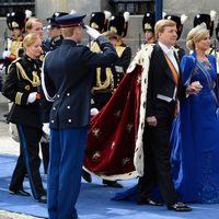 Los Reyes Guillermo y Máxima de Holanda a su llegada a la iglesia de Nieuwe Kerk