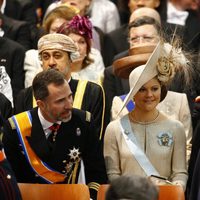 El Príncipe Felipe, Victoria de Suecia y Mozah de Qatar durante la investidura de Guillermo Alejandro de Holanda