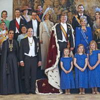 Los Reyes Guillermo y Máxima con los invitados reales a la investidura