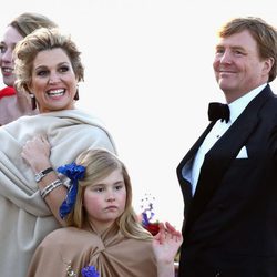 Los Reyes Guillermo Alejandro y Máxima y la Princesa Amalia en el crucero de la coronación