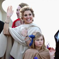 Los Reyes Guillermo Alejandro y Máxima y la Princesa Amalia en el crucero de la coronación 