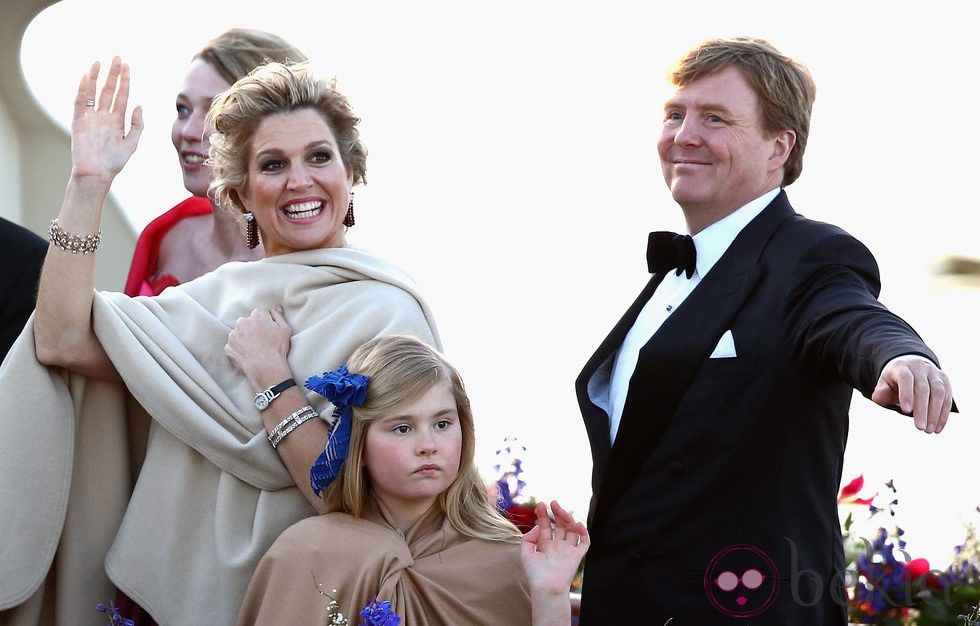 Los Reyes Guillermo Alejandro y Máxima y la Princesa Amalia en el crucero de la coronación 