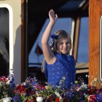 Amalia de Holanda saluda durante el crucero de la coronación del Rey Guillermo Alejandro