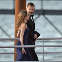 Los Príncipes Felipe y Letizia en la cena de gala por la coronación de Guillermo Alejandro de Holanda