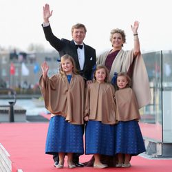 Los Reyes Guillermo Alejandro y Máxima y sus hijas en la cena de gala por la coronación