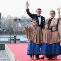 Los Reyes Guillermo Alejandro y Máxima y sus hijas en la cena de gala por la coronación