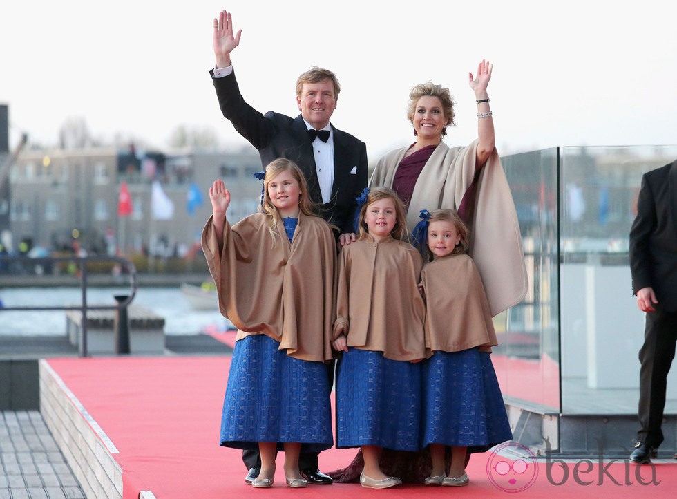 Los Reyes Guillermo Alejandro y Máxima y sus hijas en la cena de gala por la coronación