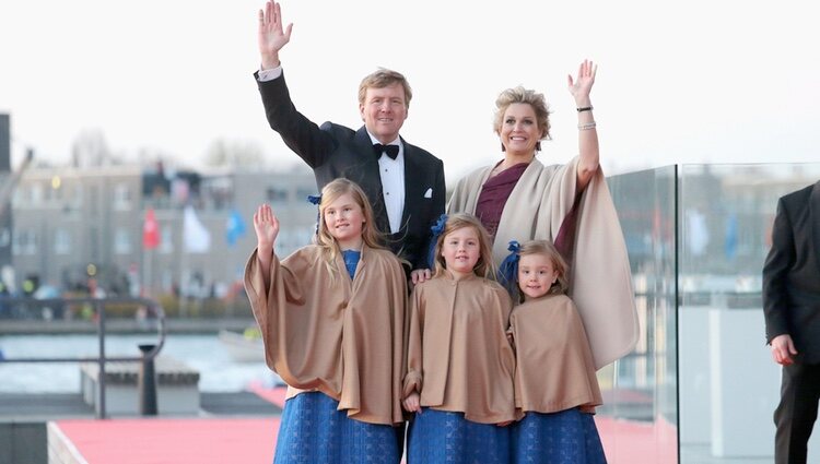 Los Reyes Guillermo Alejandro y Máxima y sus hijas en la cena de gala por la coronación