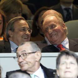 El Rey Juan Carlos, espectador del Real Madrid-Borussia junto a Florentino Pérez