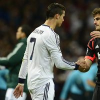 Iker Casillas saluda a Cristiano Ronaldo tras la eliminación del Real Madrid en la Champions