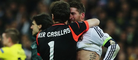 Iker Casillas abraza a un emocionado Sergio Ramos tras la eliminación del Real Madrid en la Champions