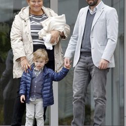 Caritina Goyanes y Antonio Matos con Pedrito en la presentación de su hija Caritina