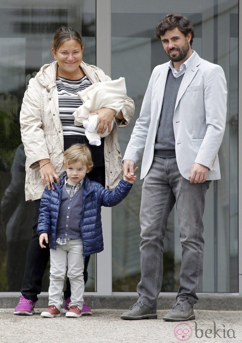 Caritina Goyanes y Antonio Matos con Pedrito en la presentación de su hija Caritina