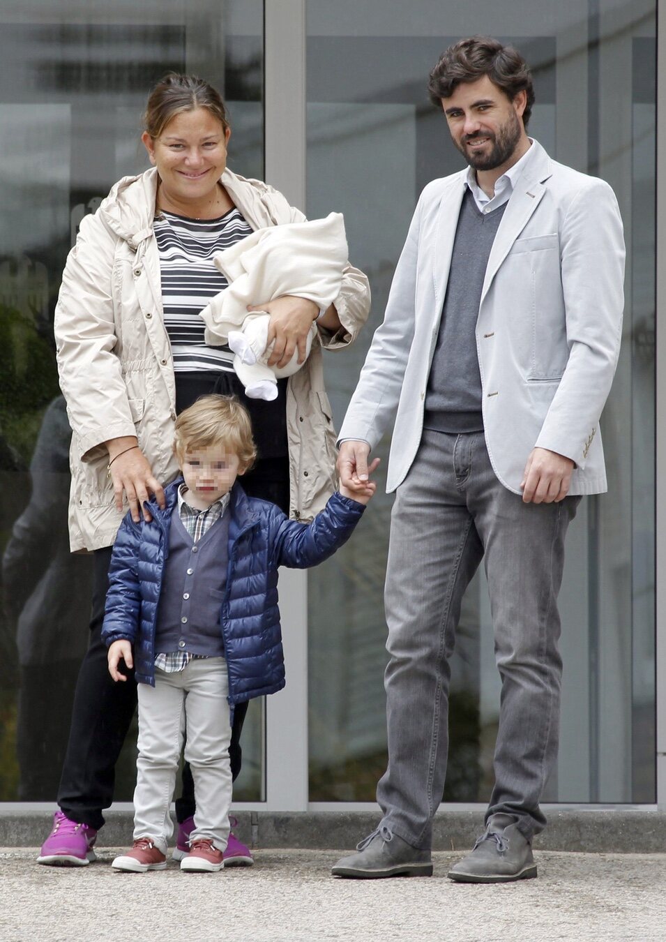 Caritina Goyanes y Antonio Matos con Pedrito en la presentación de su hija Caritina