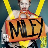 Miley Cyrus posa con un bolso con su nombre