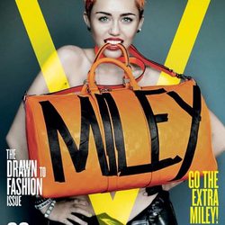 Miley Cyrus posa con un bolso con su nombre