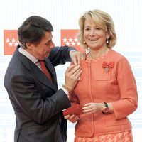 Ignacio González impone la Medalla de Oro de la Comunidad de Madrid a Esperanza Aguirre