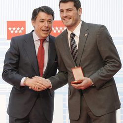 Ignacio González impone la Medalla de Oro de la Comunidad de Madrid a Iker Casillas