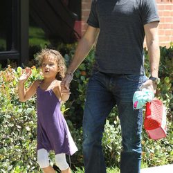 Gabriel Aubry recoge a su hija Nashla de la escuela