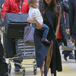 Victoria Beckham y Harper Seven llegan a París para celebrar el cumpleaños de David Beckham