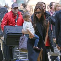 Victoria Beckham y Harper Seven llegan a París para celebrar el cumpleaños de David Beckham