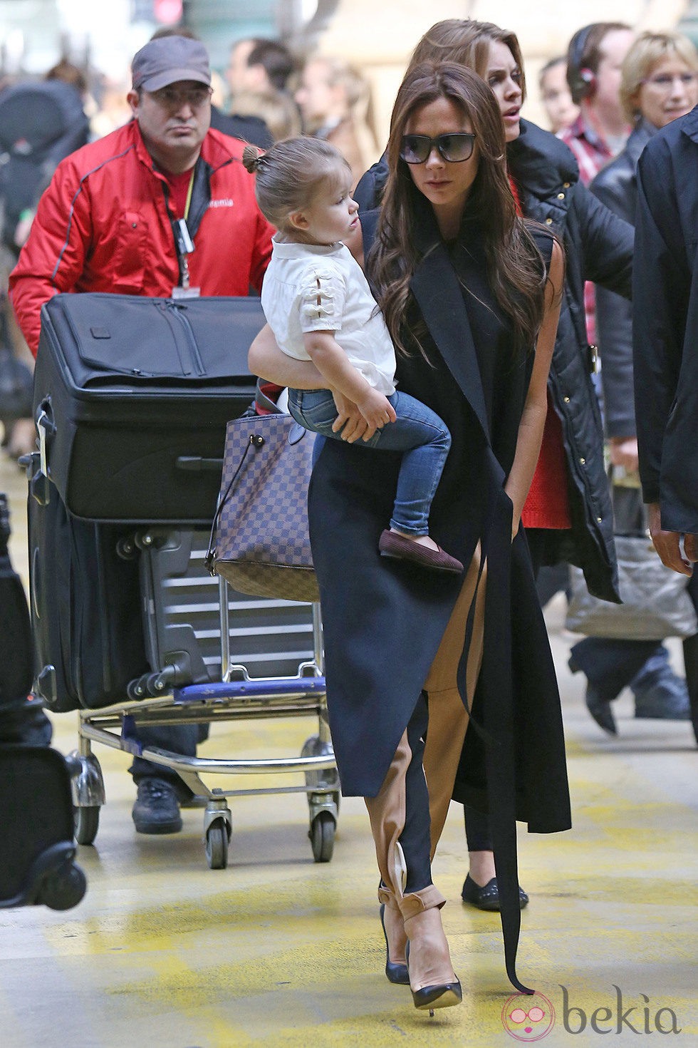 Victoria Beckham y Harper Seven llegan a París para celebrar el cumpleaños de David Beckham