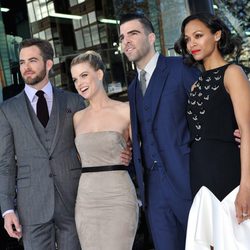 Chris Pine, Alice Eve, Zachary Quinto y Zoe Saldaña en la premiere en Londres de 'Star Trek: En la oscuridad'