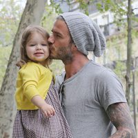 David Beckham besa a Harper Seven en París