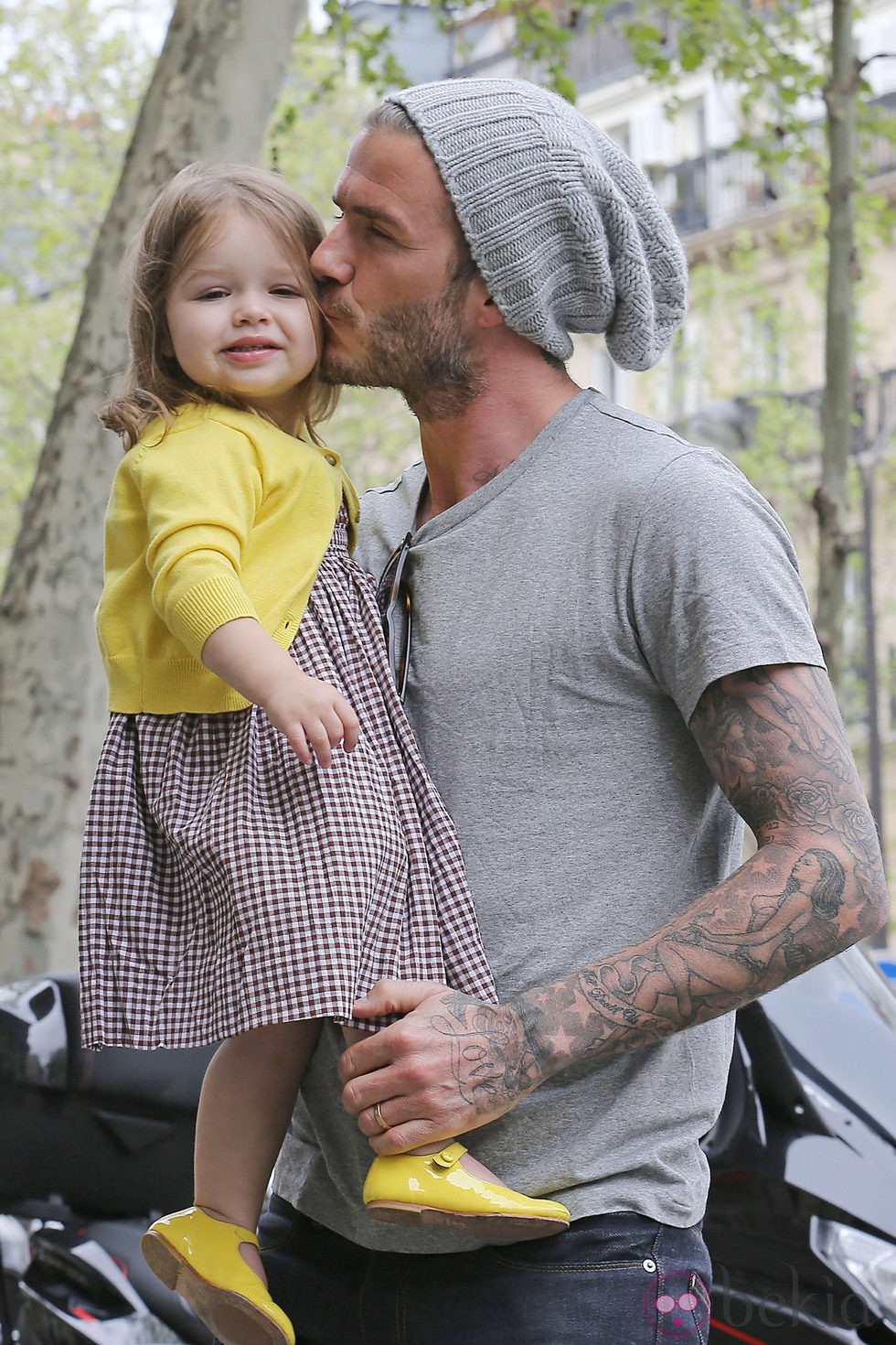 David Beckham besa a Harper Seven en París