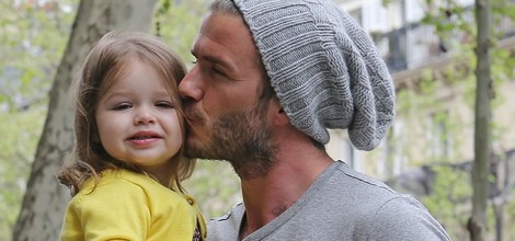 David Beckham besa a Harper Seven en París