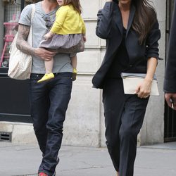 David y Victoria Beckham pasean con Harper Seven por París