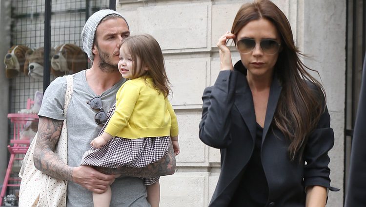 David y Victoria Beckham pasean con Harper Seven por París