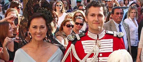 Fernando Solís en su boda con su madre Carmen Tello